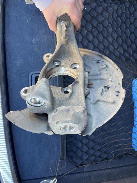 Цапфа Audi A4 B7 ліва б/у