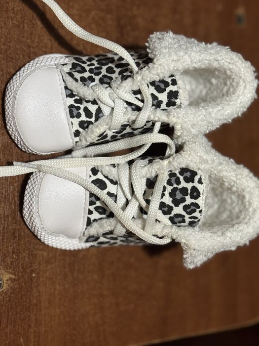 Пінетки, кеди.