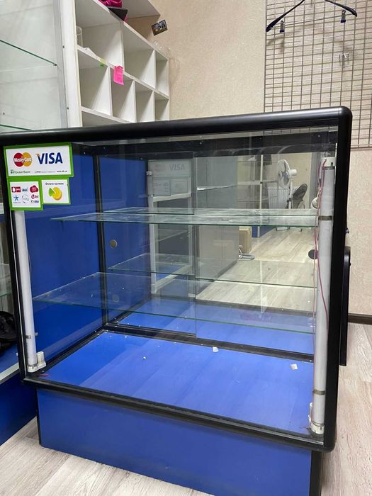 Офісні меблі(стіл, стелажі)