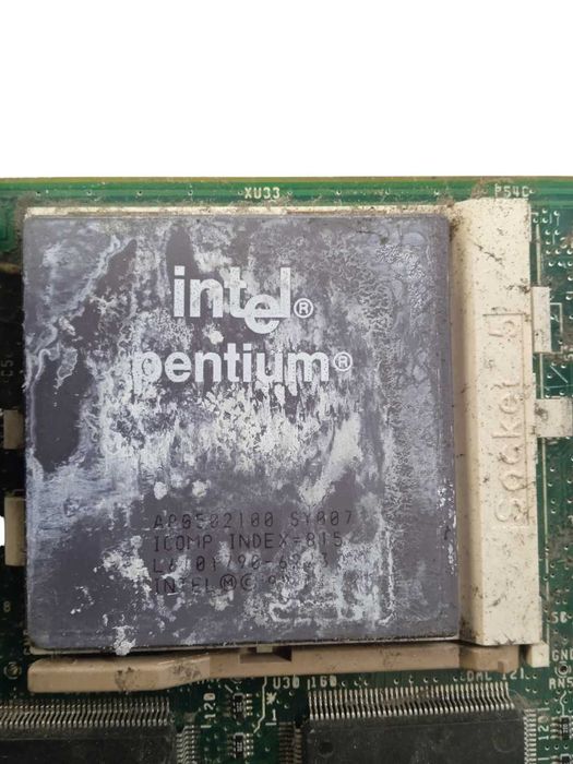 Płyta główna Compaq 211420 -001 z procesorem i 2 kostkami ram.
