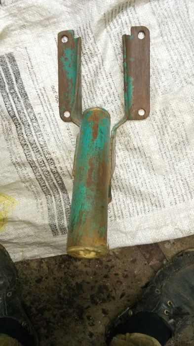 Запчасти б/у  трактора Т-40 и др. Стойка руля. Подножка.