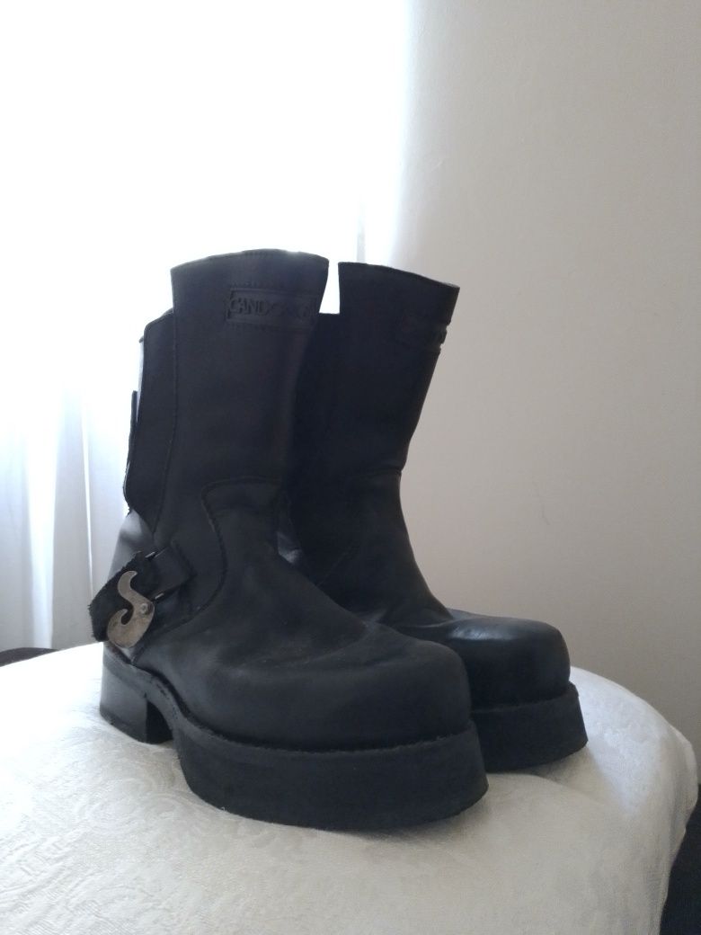 Botas em pele pretas