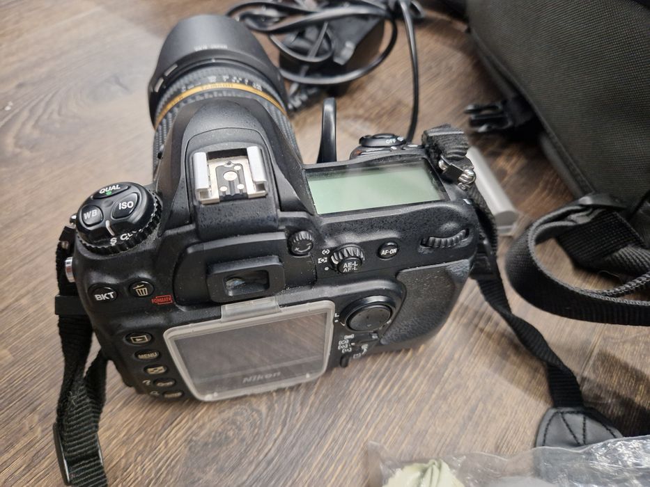 Nikon D200 z obiektywem Tamron 18-250 i akcesoriami