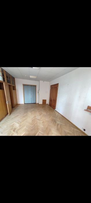 «Два офіси в одному: 70 м², метро 2 хвилини пішки!