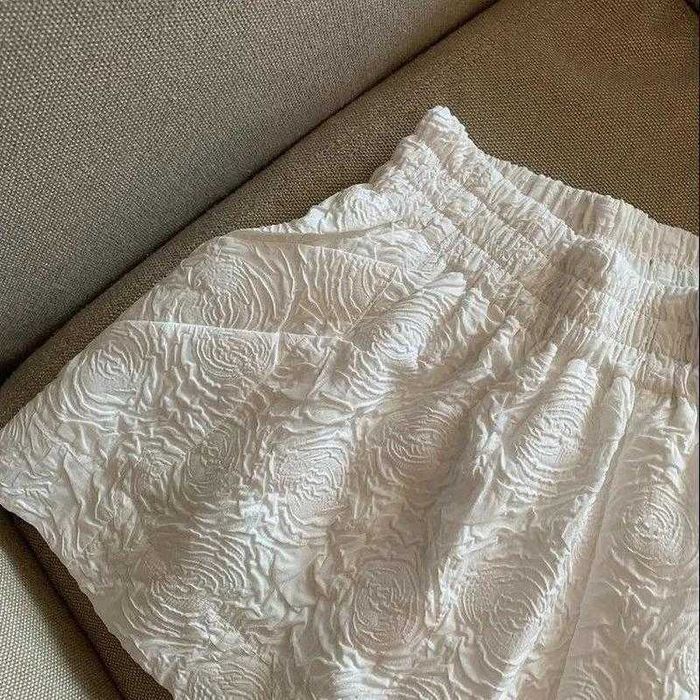 Шорти в квітковий принт, чорні та молочні