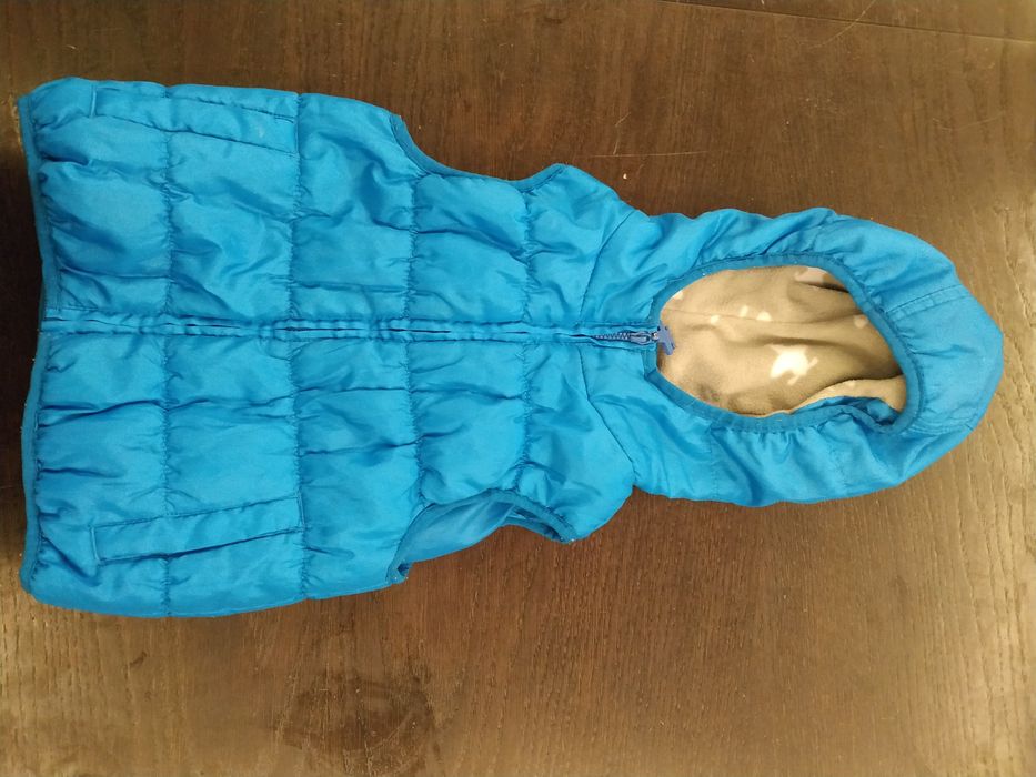 bezrękawnik niebieski z kapturem cool club rozmiar 86