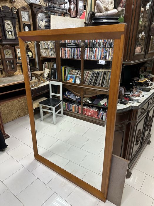 Espelho biselado com moldura em faia, medidas 164X110 cm