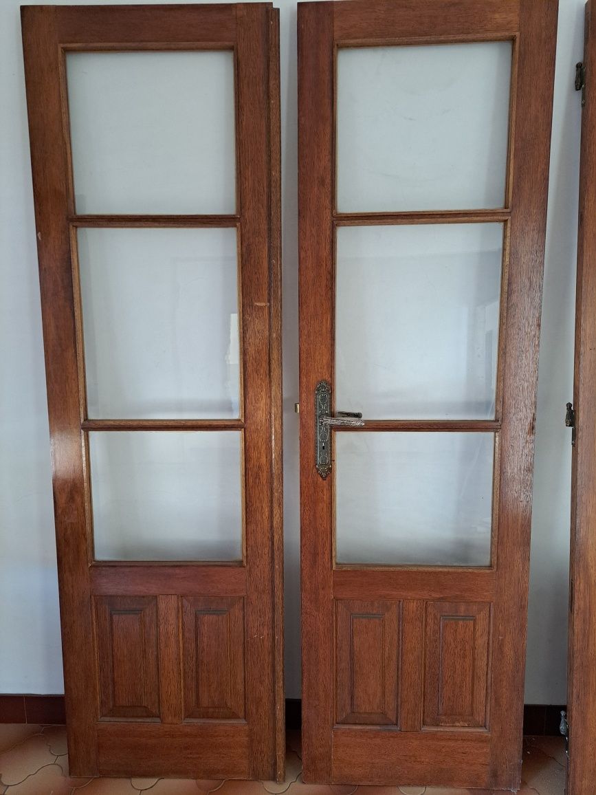 Portas interiores de madeira e vidro