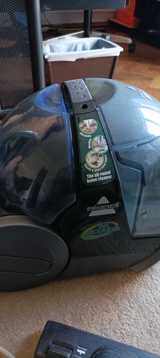 Aspirador Bissell com depósito de água e acessórios