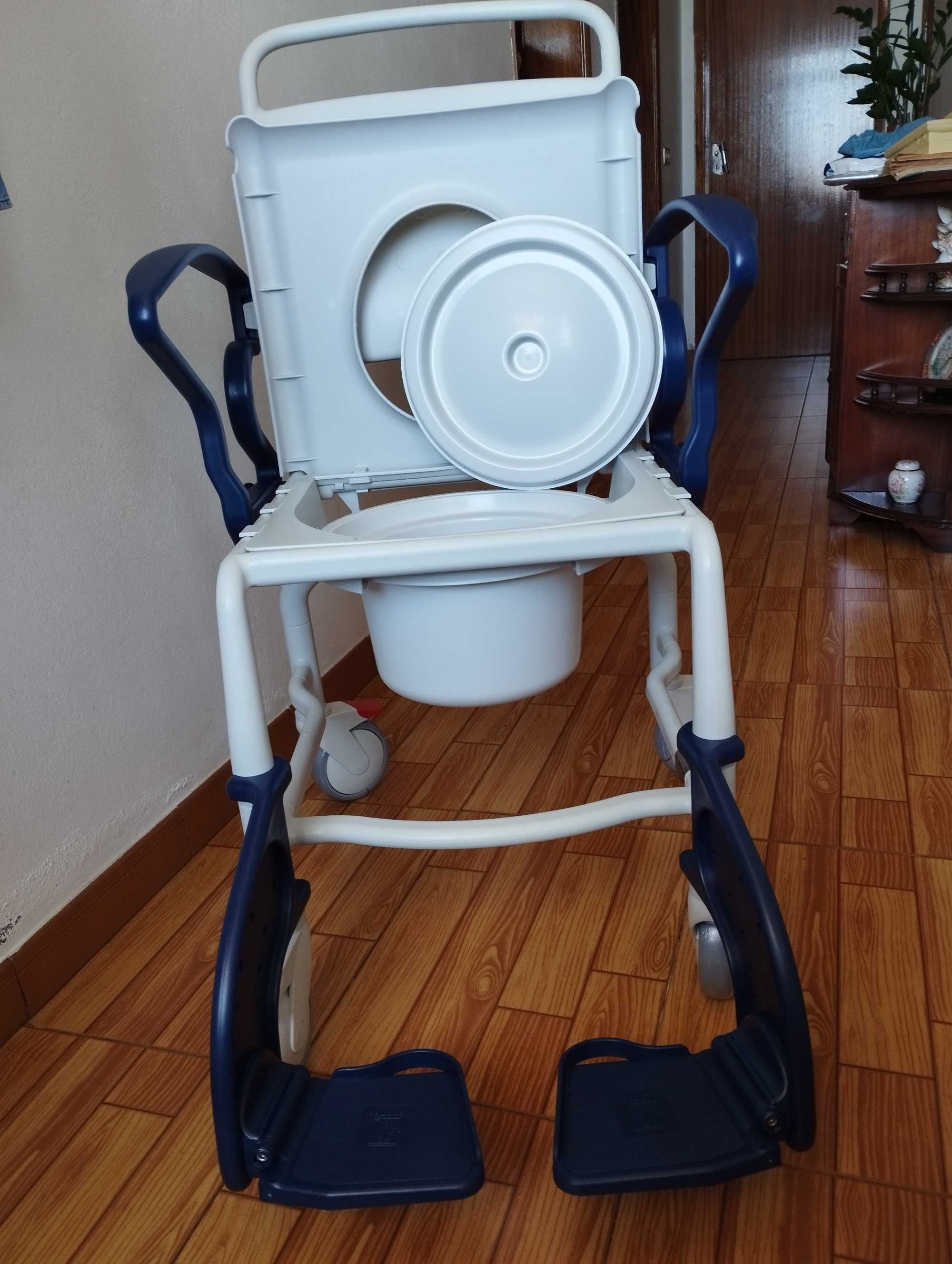 Cadeira de rodas por POR ESTREAR, com respetiva almofada anti escaras
