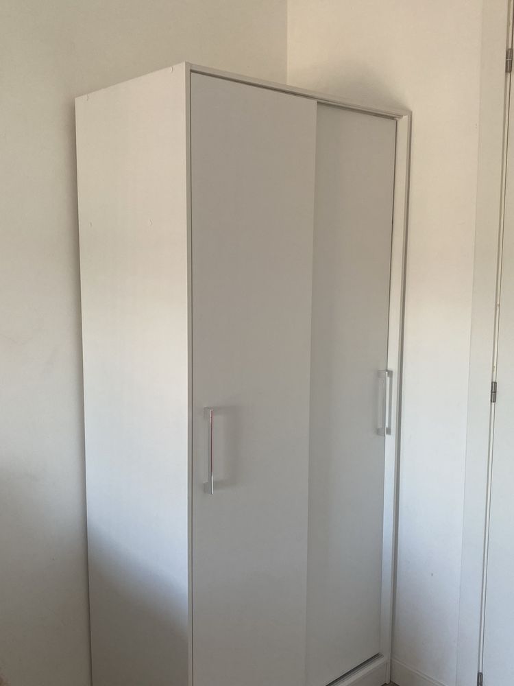 Roupeiro com portas deslizantes