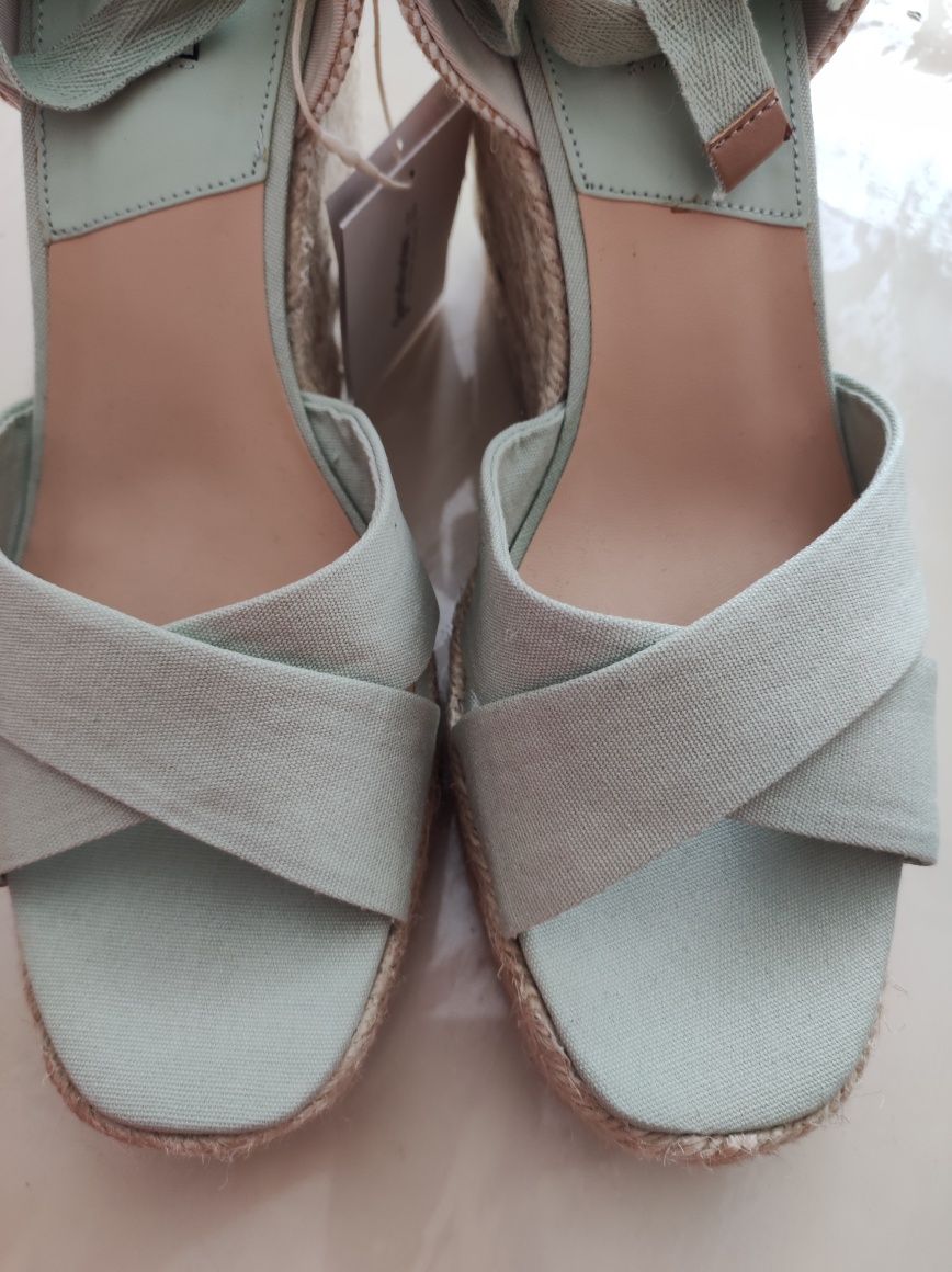Новые босоножки на танкетке Stradivarius, размер 40-41