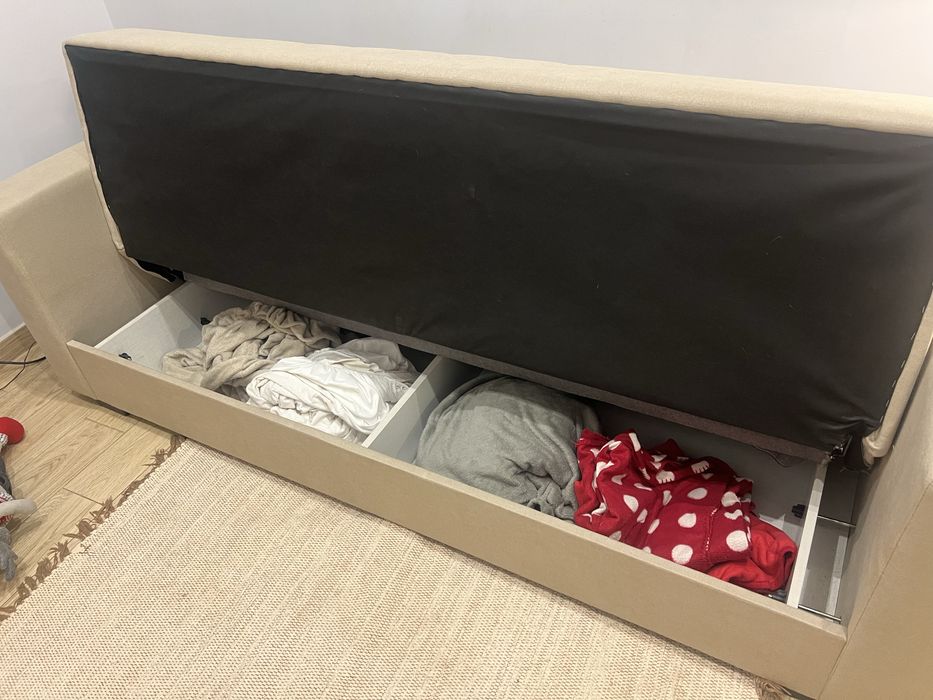 Sofá- cama bege com arrumação