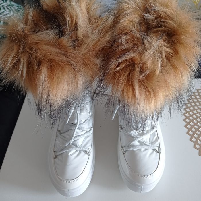 Krótkie kozaczki damskie 40 białe