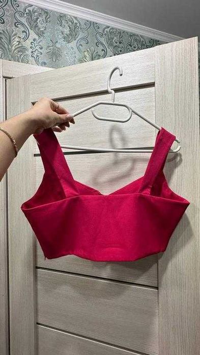 Яскравий жіночий костюм