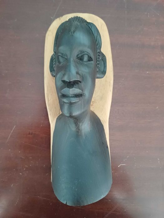 Pequena Estátua Africana em Madeira