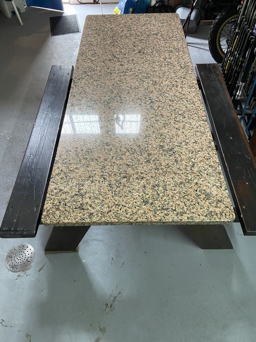 Mesa de exterior c/ tampo em granito e bancos