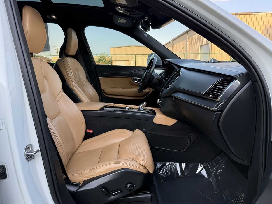 Volvo XC90      2021