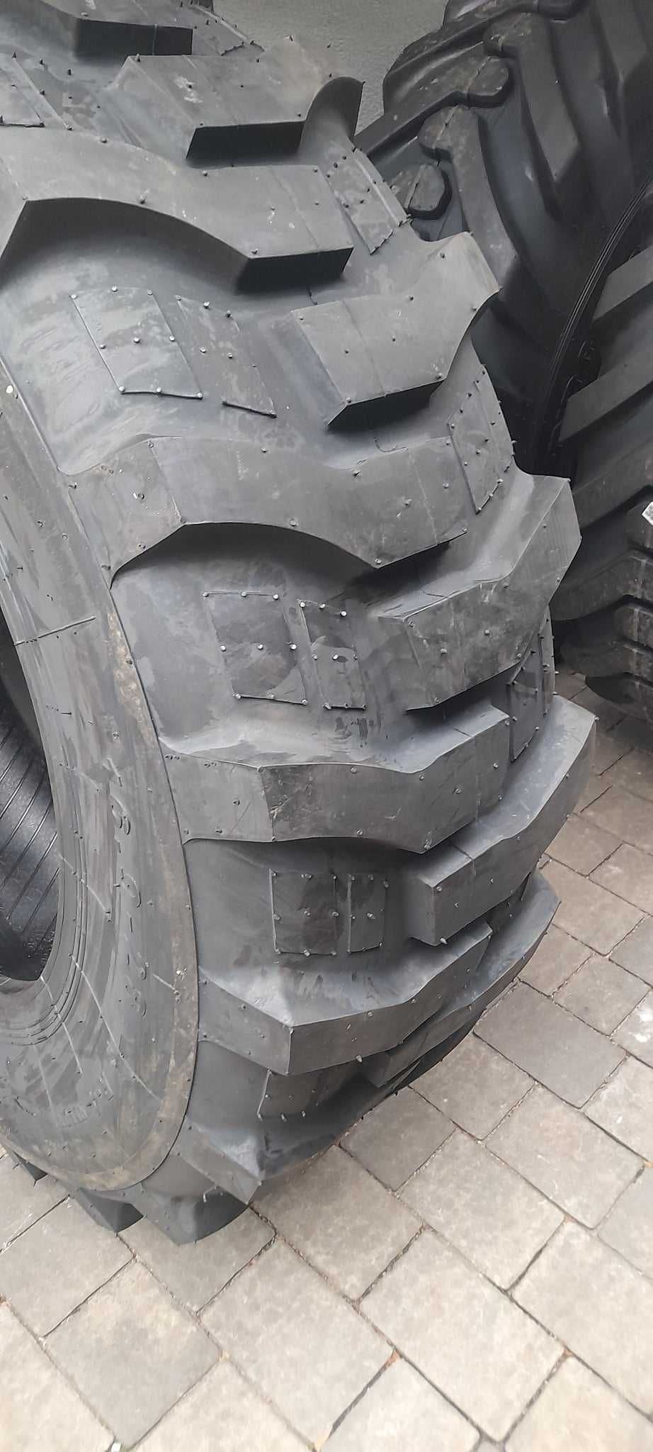 OPONY PRZEMYSŁOWE Budowlane 12PR
16.9-28 | 440/80-28 BRUTTO