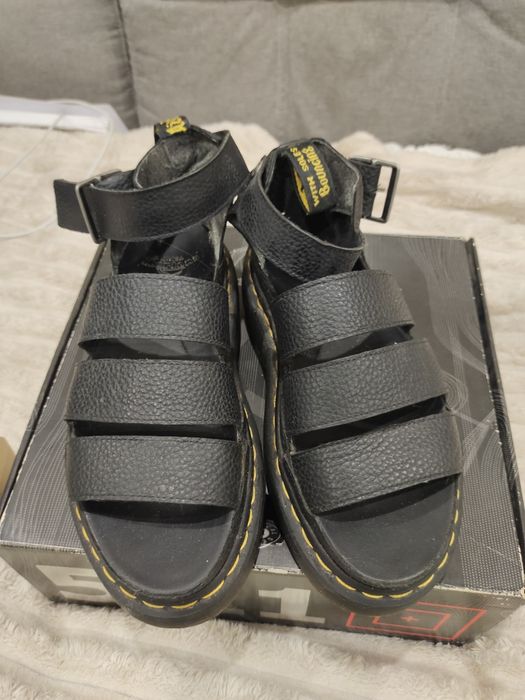 Шкіряні сандалі Dr. Martens
жіночі колір чорний