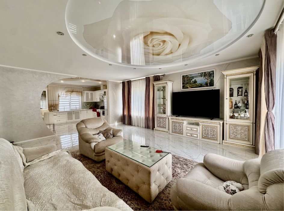 Шикарний маєток Вашої мрії з басейном та ландшафтним дизайном