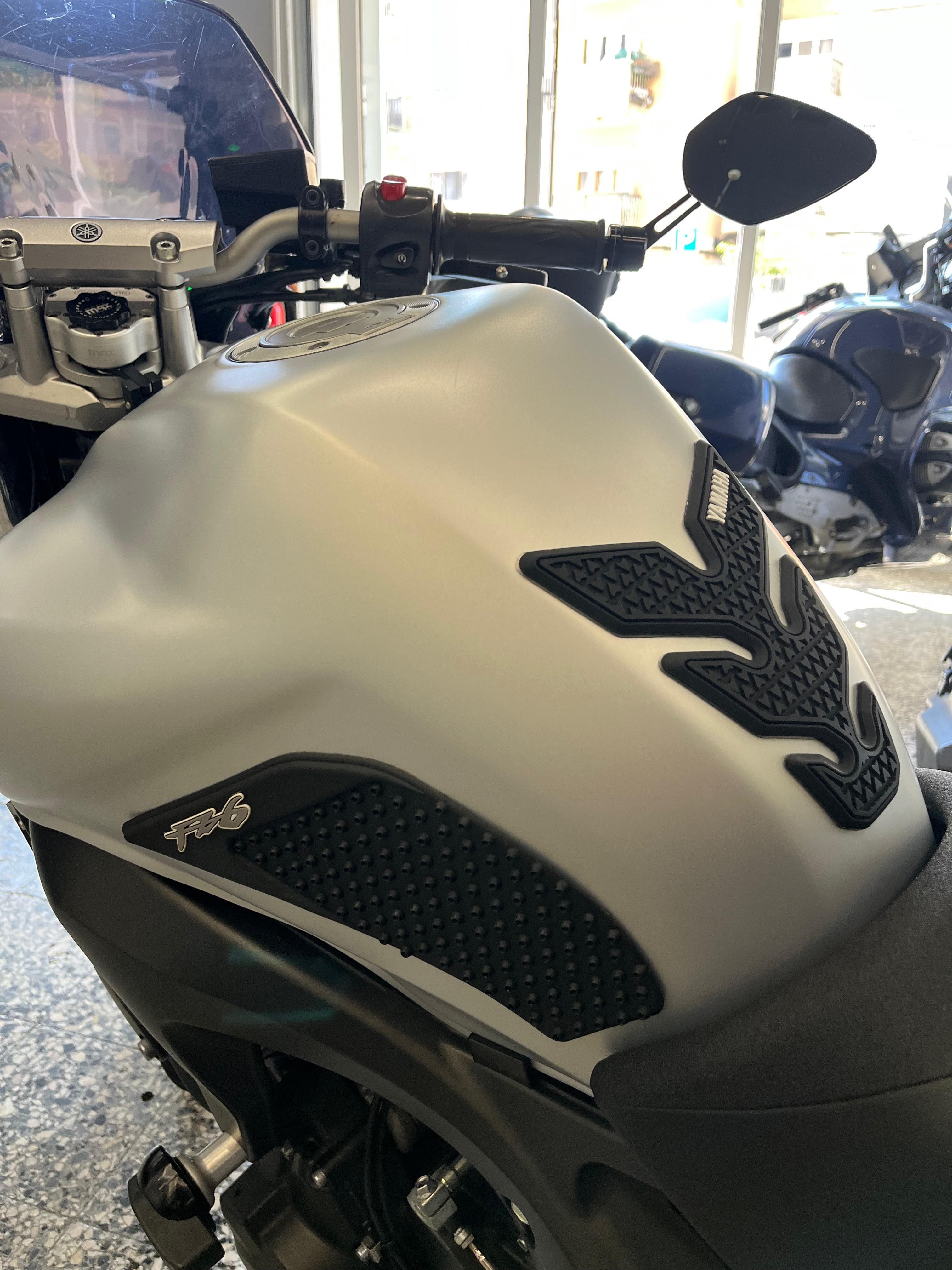 Yamaha FZ6N de 2009 com 37897 Kms, excelente estado, Varios Extras