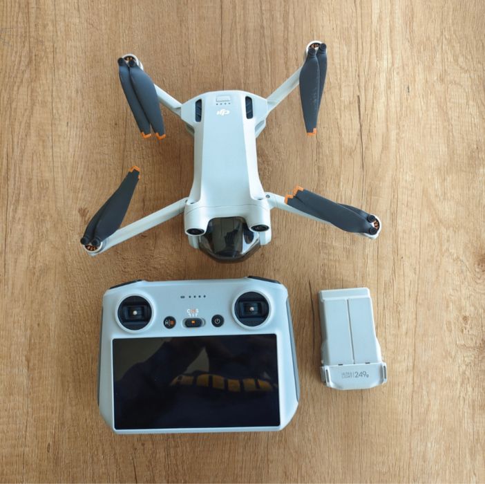Drone DJI Mini 3 Pro + DJI RC (4K - Autonomia: Até 34 min - Cinzento)