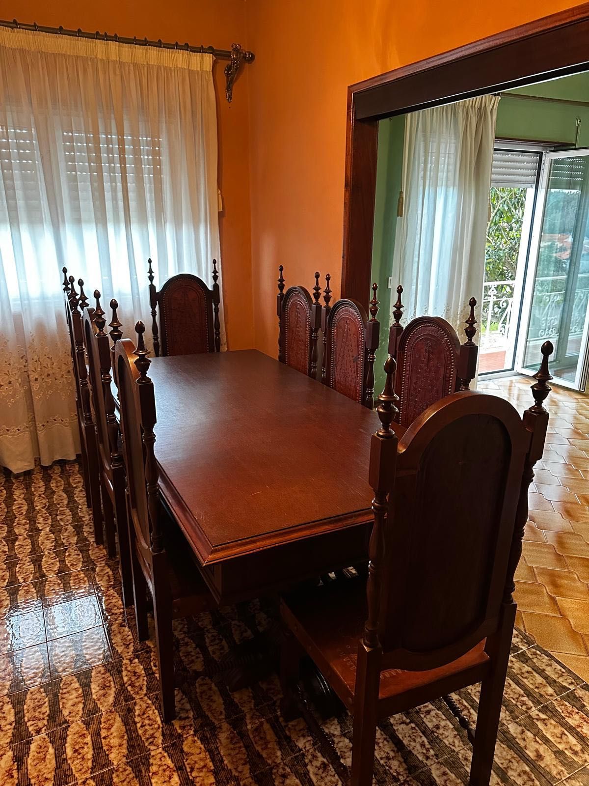 Móvel de sala de jantar com mesa e cadeiras