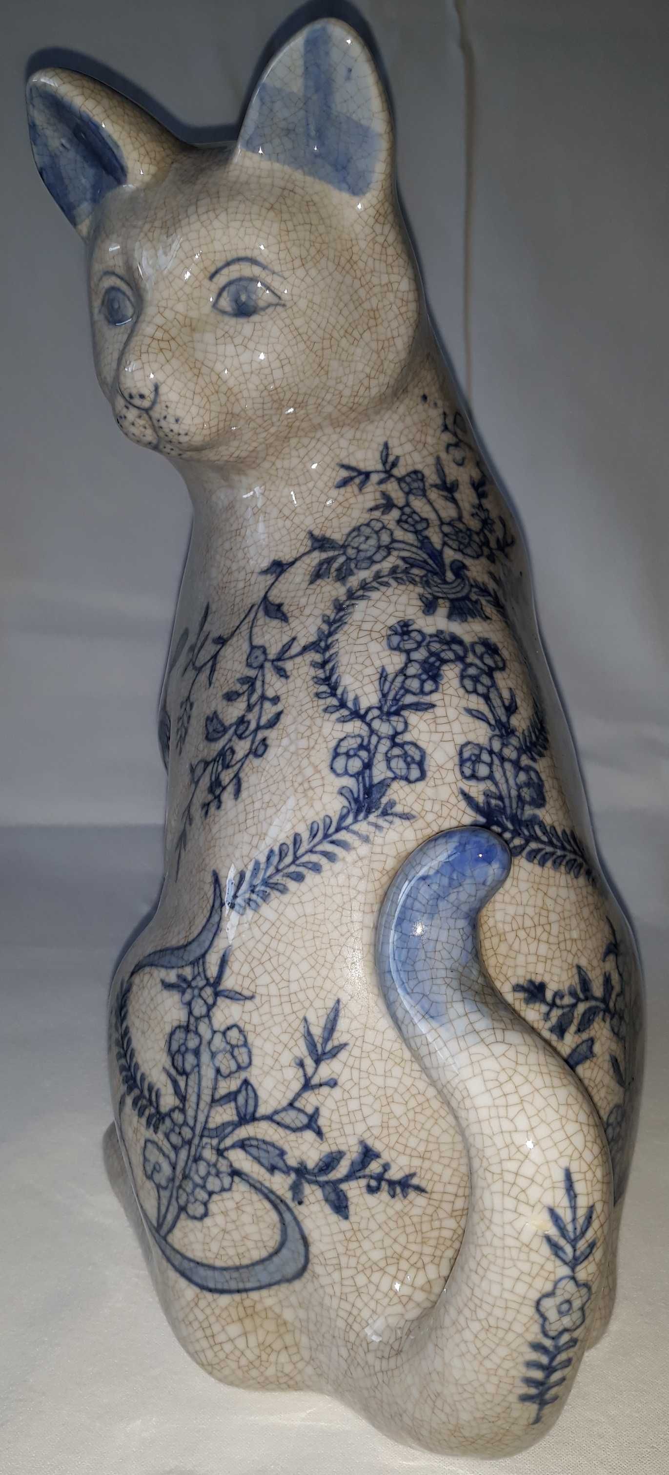 porcelanowa figurka kot