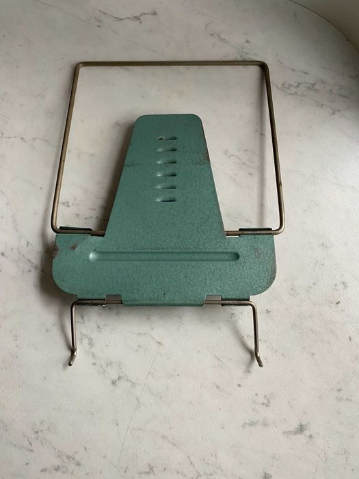 Подставка под книги металлическая