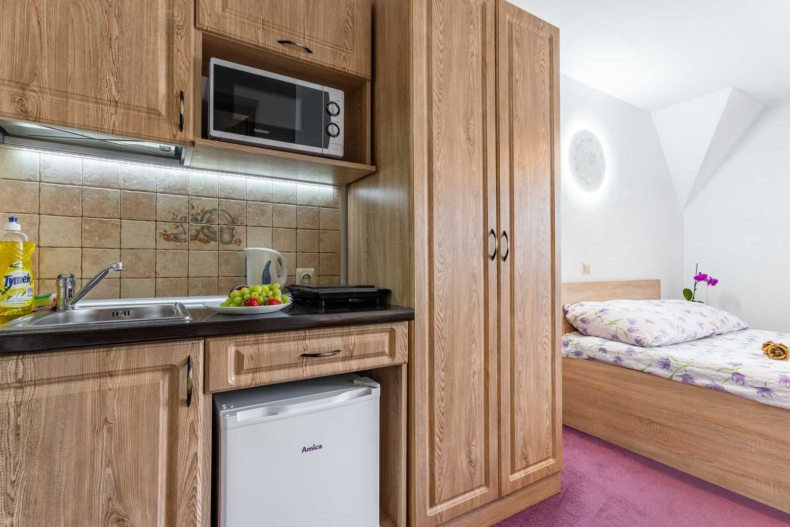 pokoje typu studio każdy z łazienką, aneksem kuchennym balkonem widok