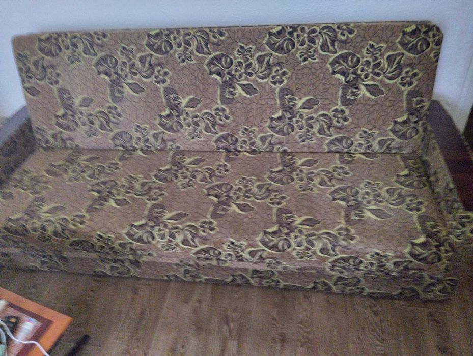 Продам зеленый б.у диван  пружинный блок с нишей   сп/место 190"110