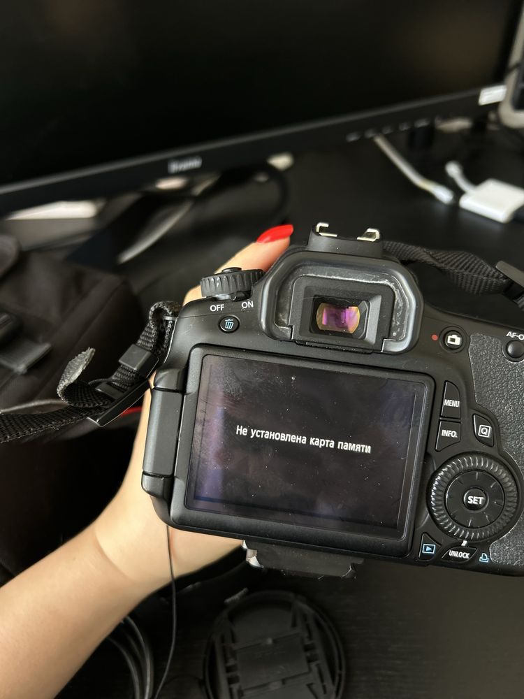 Canon EOS 60D body + Sigma 18-250mm lens + 2 batteries + Lowepro bag