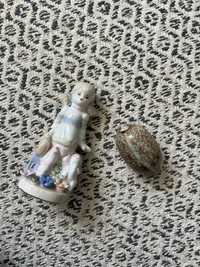 porcelanowa figurka lalka i muszla