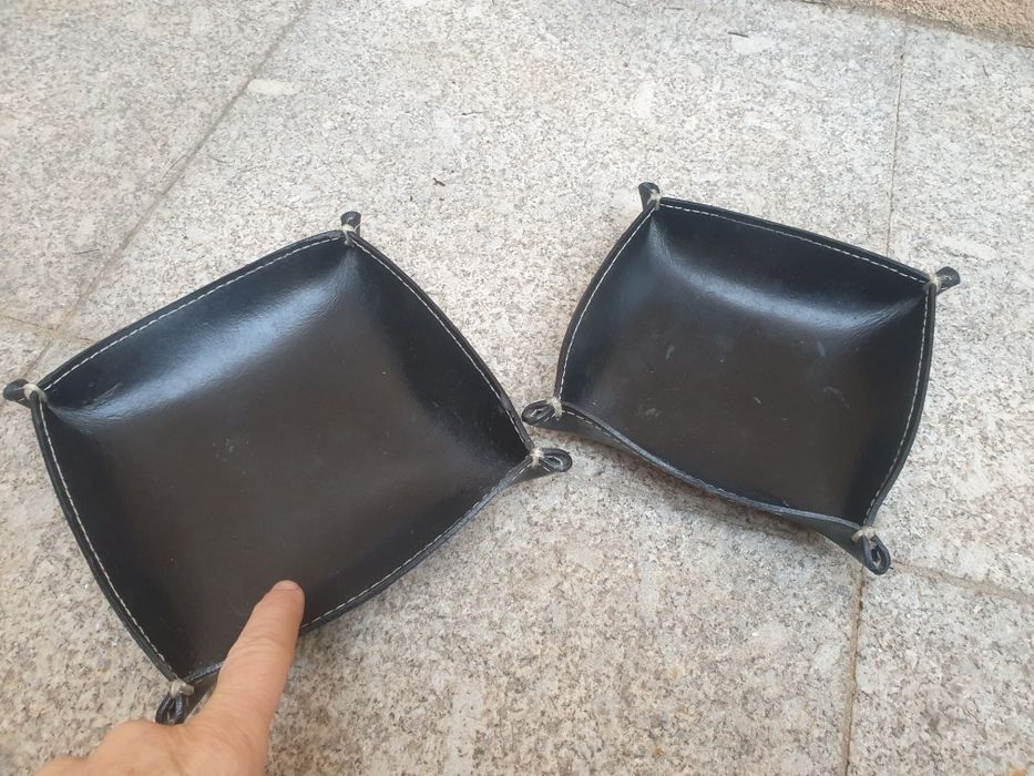 Caixas de couro preto