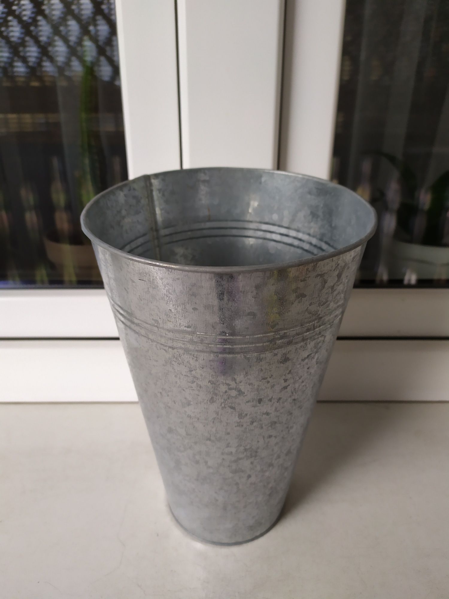 Osłonka metalowa blaszana rustykalna doniczka wazon