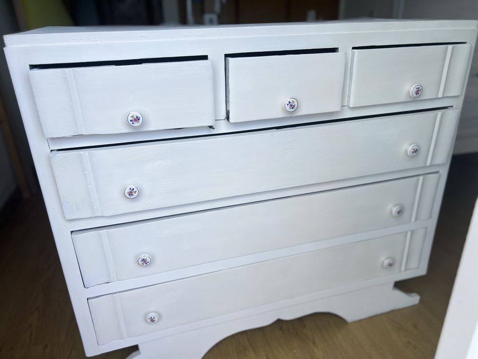 Cama de casal sim colchoa, com comoda e doas mesinhas de cabeceira