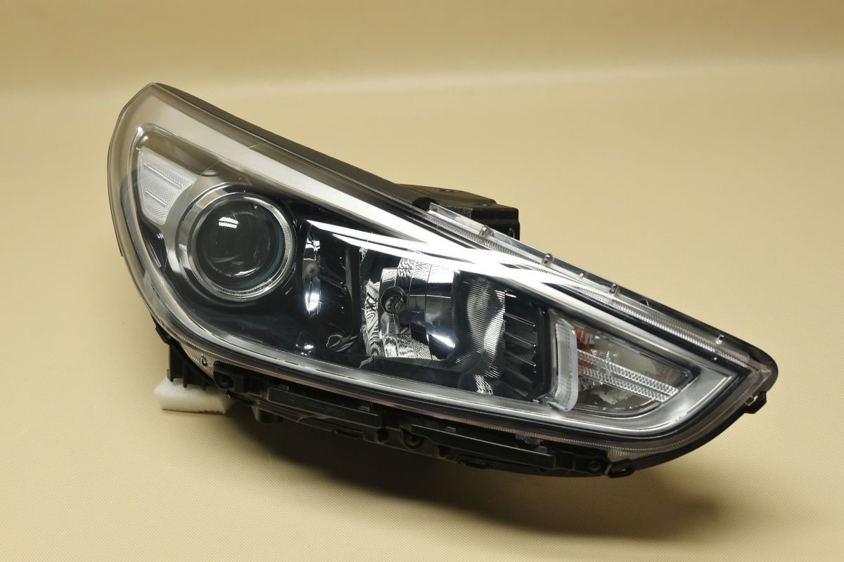 Reflektor lampa Hyundai i30 prawy