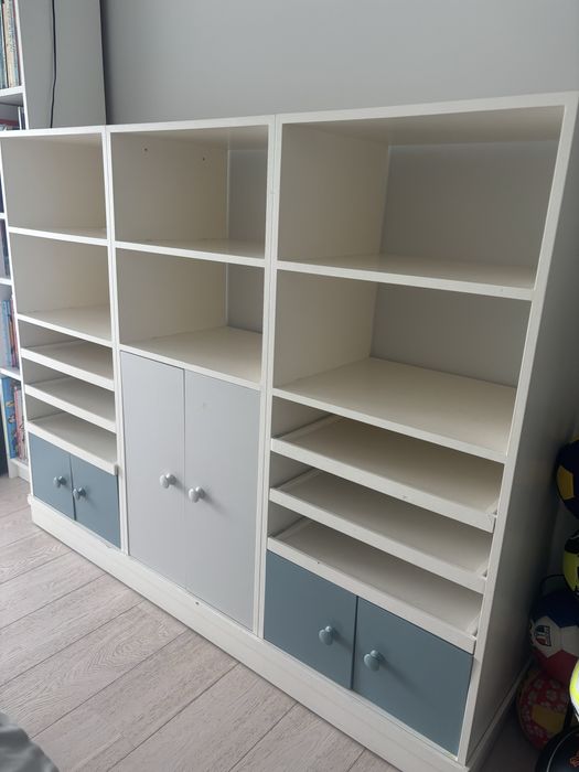 Móvel de módulos de quarto de criança com estantes e gavetas