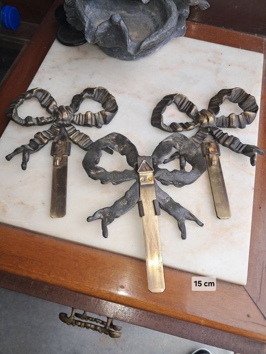 Quatro suportes em metal decorativos