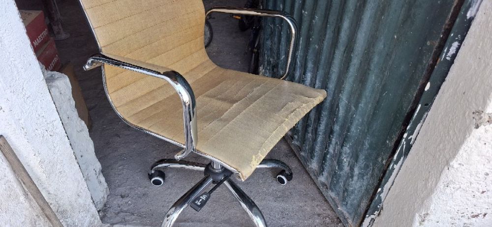 Cadeira de escritório para despachar urgente