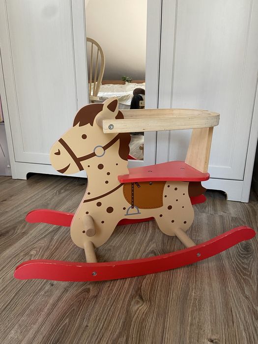 Drewniany kon na biegunach