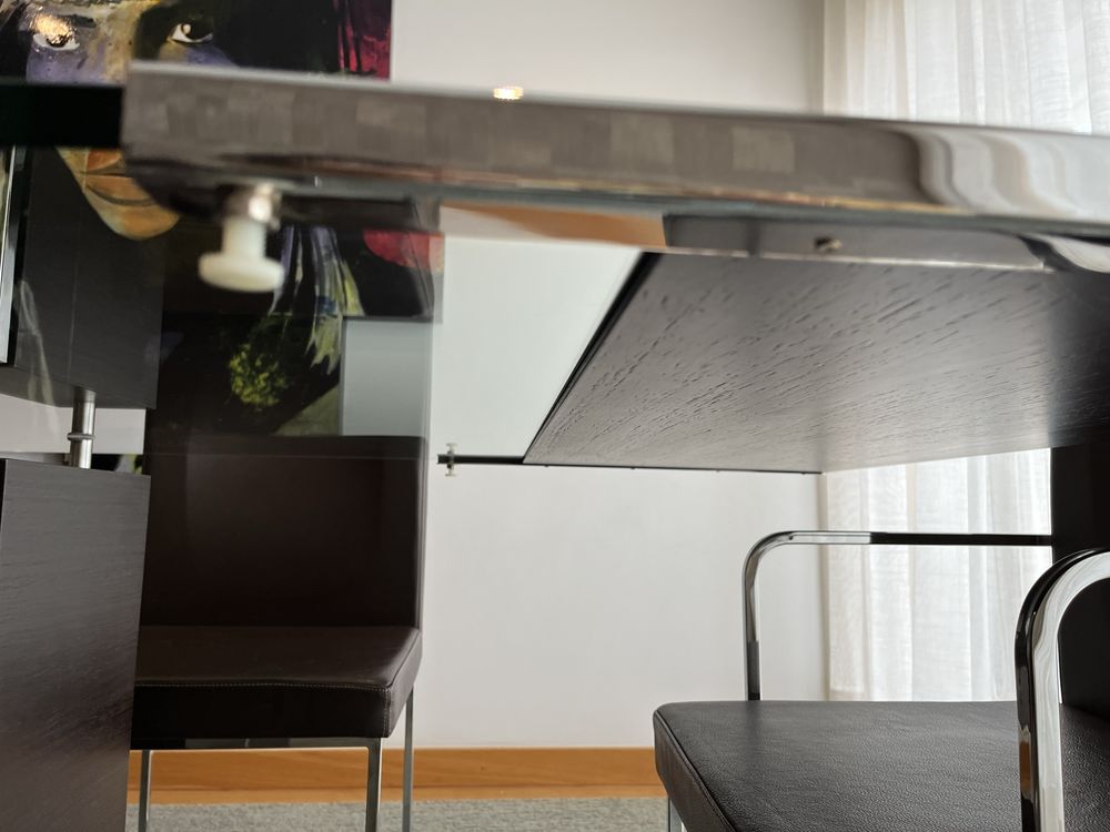 Vendo mesa de jantar, acompanha 8cadeiras em pele
