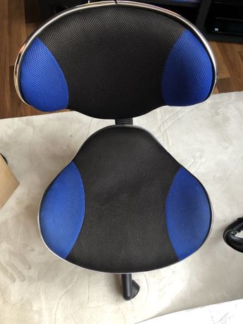 Fotel biurowy obrotowy czarno niebieski