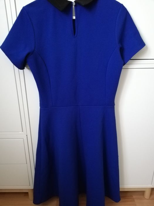 Chabrowa niebieska długa sukienka z kołnierzem