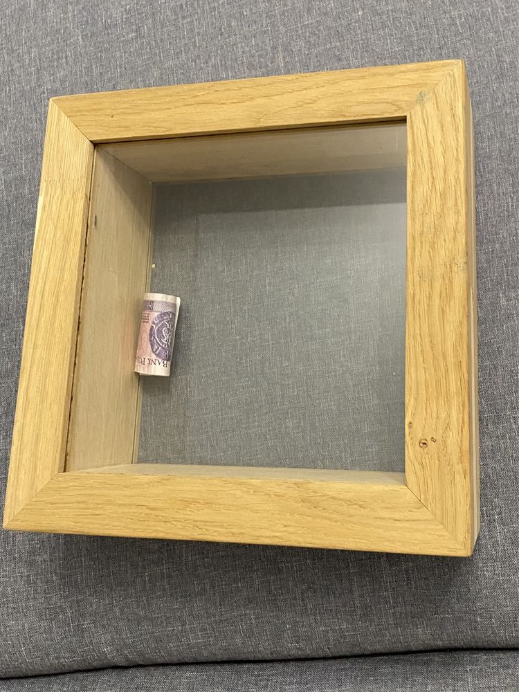 Dębowa skrzynka na pieniądze ze szklaną witryna