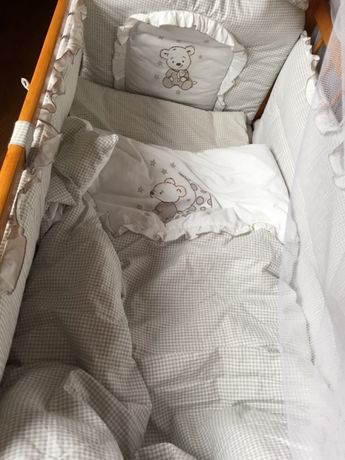 Защита в кроватку из 4-х отдельных частей и набор постели в кроватку