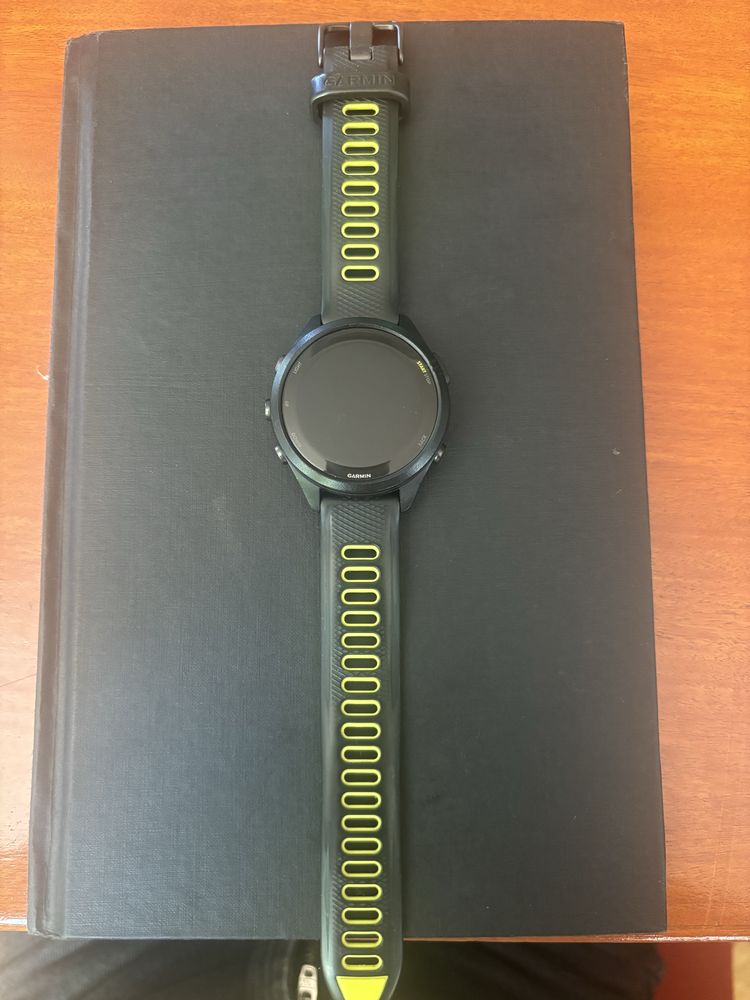 Garmin Forerunner 265S preto bracelete preto amarelo