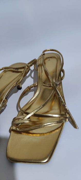 Босоніжки ZARA. Розмір 39. Колір золотистий.