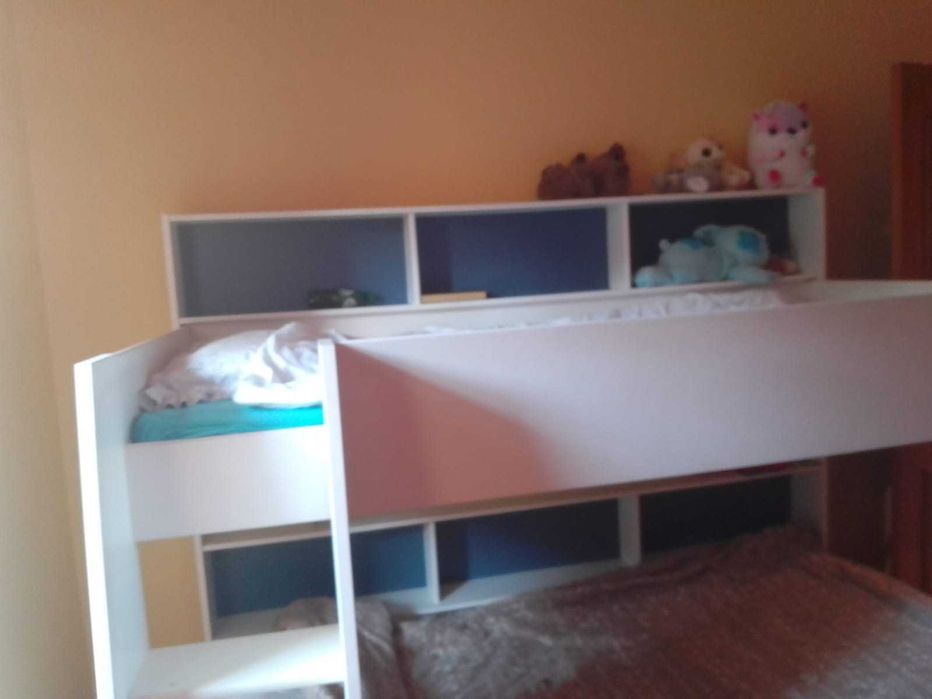 Beliche branco, robusto, com prateleiras/nichos